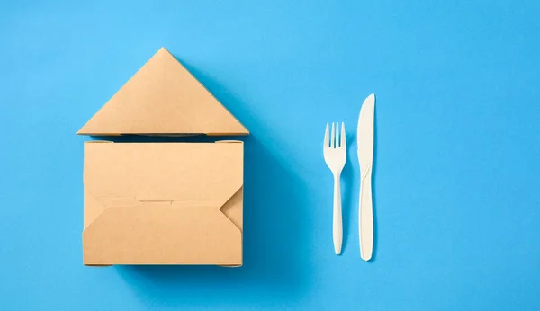 Dwa Papierowe Ekologiczne Pojemniki Fast Food Widelec Nożem Niebieskim Papierze — Zdjęcie stockowe