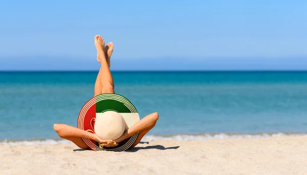 Ein Schlankes Braun Gebranntes Mädchen Strand Mit Strohhut Den Farben — Stockfoto