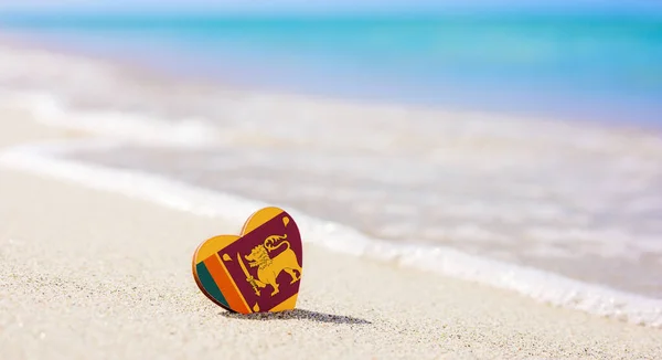 Bandeira Sri Lanka Forma Coração Uma Praia Areia Conceito Das — Fotografia de Stock