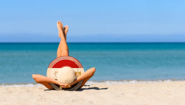 Uma Menina Esbelta Praia Chapéu Palha Nas Cores Bandeira Egito Fotografia De Stock