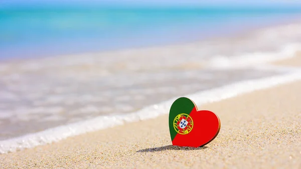 Portugalská Vlajka Tvaru Srdce Písečné Pláži Koncept Nejlepší Dovolené Portugalsku — Stock fotografie