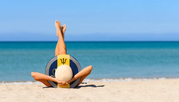 Una Chica Delgada Playa Con Sombrero Paja Los Colores Bandera — Foto de Stock