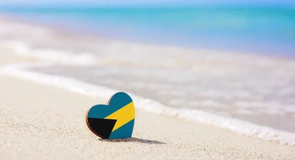 Bandera Las Bahamas Forma Corazón Una Playa Arena Concepto Las — Foto de Stock