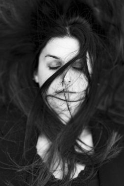 Uzun saçlı güzel bir genç kadının portresi.