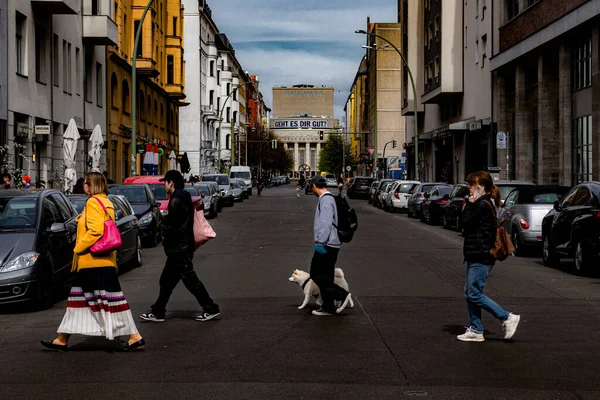 Azonosítatlan Személyek Berlin Utcáin 2022 Augusztus — Stock Fotó