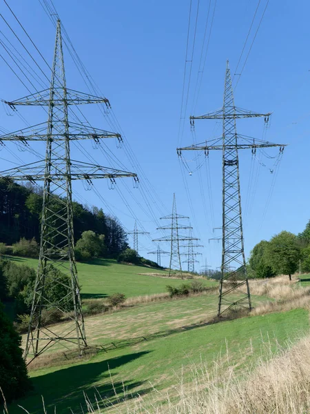 Yüksek voltaj iletim hatları olan çeşitli elektrik direkleri - yüksek gerilim