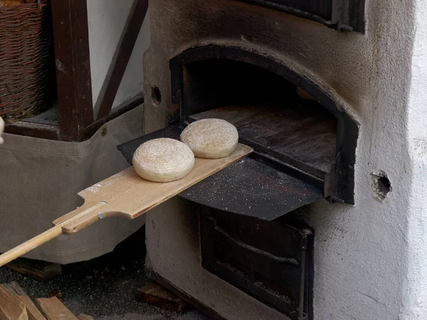 中にパン焼きの古い薪窯 — ストック写真