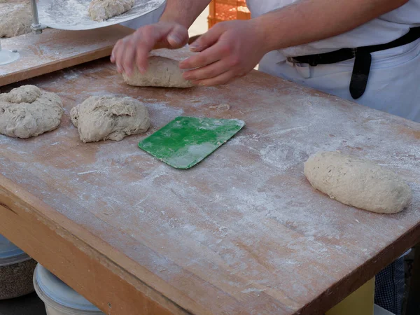 Hamur ekmeğe yoğurulur ve sonra fırında pişirilir. Taze ekmek.