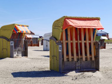 Kuzey Denizi, Almanya 'da Norddeich plajında plaj sandalyeleri