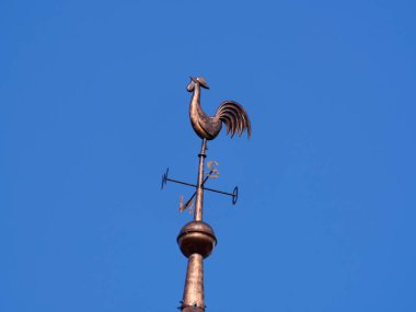 Bir kilise kulesinde rüzgar gülü, burada Altena 'da katolik bir kilise.