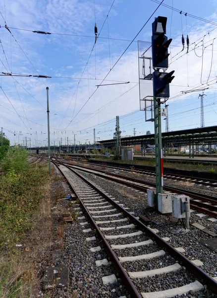 Tren sinyali kırmızı gösteriyor. Tren istasyonundan çıkın. Çoklu parçalar.