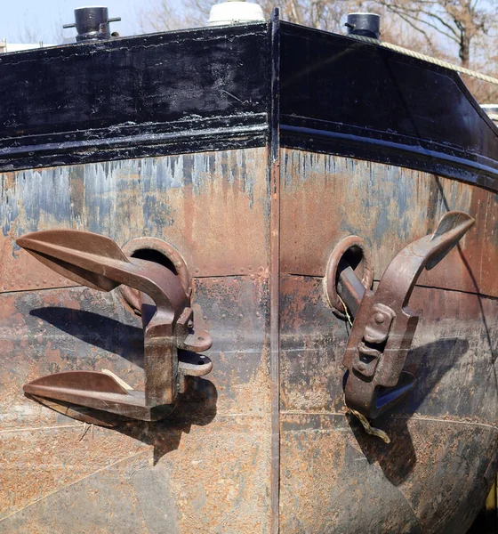 Bir gemide iki çapa, yaklaş.