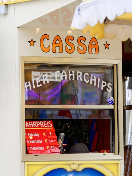 Muenster, Almanya, 22 Ekim 2022. Bilet bürosu eğlence fuarı. Çocuk atlıkarınca için cips almaya geldim..