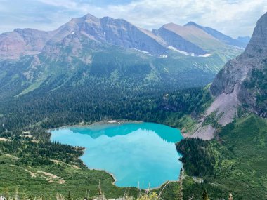 Dağlardaki güzel göl manzarası