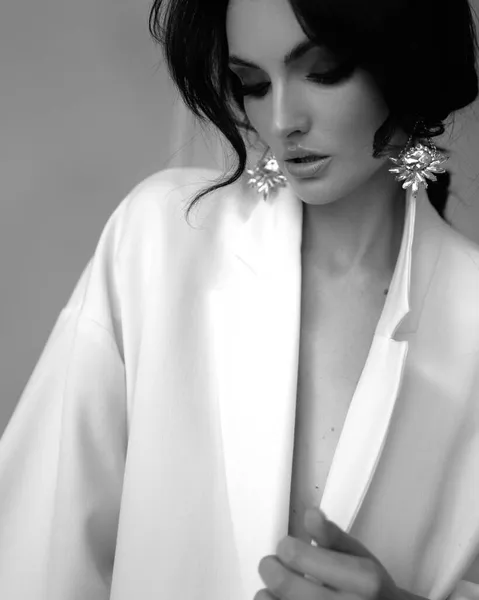 Beyaz Takım Elbiseli Elmas Küpeli Güzel Esmer Kız — Stok fotoğraf