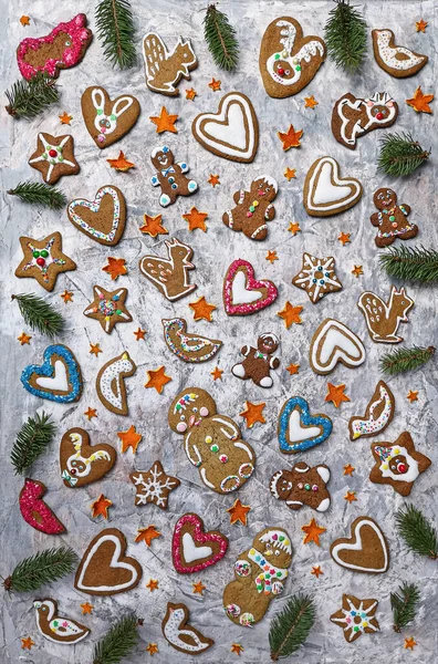 木制桌子上的圣诞糖果 姜饼饼干 干橙子 用干果装饰一个节庆的圣诞餐桌 — 图库照片