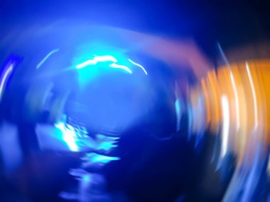 Gece partisi veren bir grup mutlu arkadaş arka planı bulanıklaştırıyor.