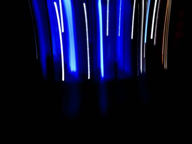 Bulanık uzay mekiği, bokeh ışıklarıyla desenli soyut renk arkaplanı fırlatıyor. Uzay mekiği roketleri soyut ve zarif arkaplana fırlatılıyor