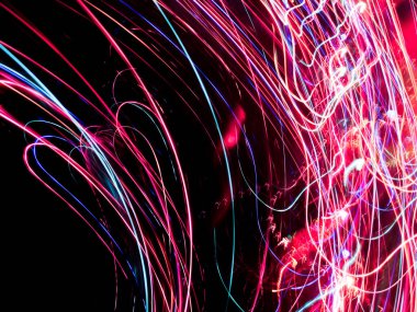 Bulanık efektli, ışıltılı arkaplan. Parıltı siyah dokuya odaklanmış ışıkları kapatır.  