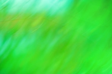 Güneş ışınlı doğal yaz tatili geçmişi. Yumuşak odaklı bahar arkaplanı güneş ışığıyla bokeh.