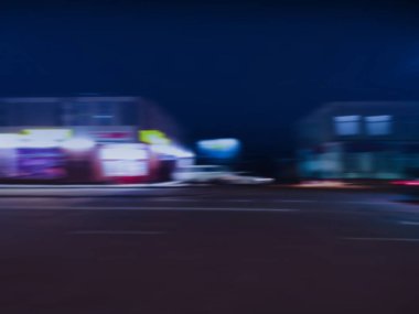 Yüksek hızlı hareket eden araba ve renkli ışık izi. Şehir sokak kavramında hareket bulanık araba