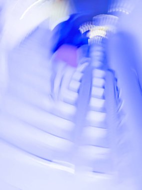 İnsanların arka planı bulanık olan bir patika.