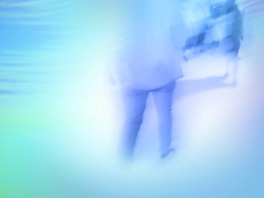 Tıbbi geçmişi ve insanları bulanık. Doktorlar ve hastalarla mavi bokeh arkaplan.