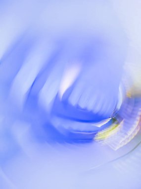 İş çıkış saati bulanık arka plan. Arkaplanda yürüyen soyut bulanık insanlar