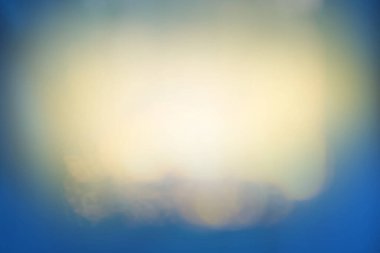 Mavi bulanık arka planda parlak bir parıltı. Bulanık arkaplanda parıldayan parıltı parlaklığı.