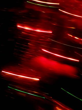 Siyah bir arkaplanda neon renkli bir parıltı. Işık efektli yanardöner neon arkaplan.