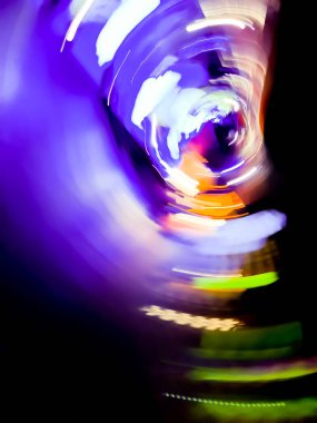 Modern yanık renkler, ışık, bulanık koyu arkaplan. Boş karanlık sahne, neon ışığı ya da koyu renkli süslemeli spot ışıkları.