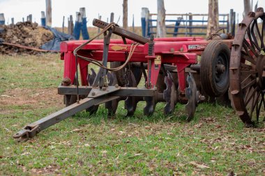 Itaja, Goias, Brezilya - 10 15 2021: Traktöre takmak için disk harrow ile saban