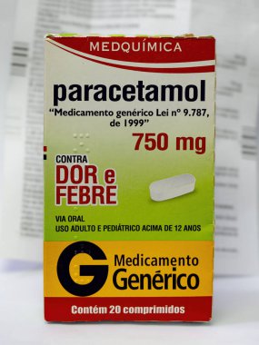Cassilandia, Mato Grosso do Sul, Brezilya - 120 2021: Parasetamol, ayrıca asetaminofen olarak da bilinir, ateşi tedavi etmek ve Portekizce acıyı hafifletmek için kullanılan bir ilaç