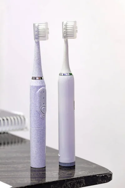Twee Witte Elektrische Tandenborstels Die Draaien Batterij Trillingen — Stockfoto