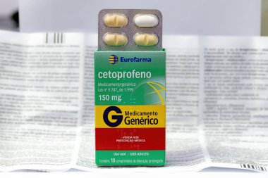 Cassilandia, Mato Grosso do Sul, Brezilya - 11 20 2021: Portekizce bir antienflamatuvar ve ağrı kesici ilaç olan Ketoprofen kutusu