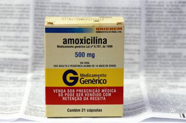 Cassilandia, Mato Grosso do Sul, Brezilya - 11 20 2021: Bir dizi bakteriyel enfeksiyonun tedavisinde kullanılan bir antibiyotik portuglardaki Amoxicillin Kutusu