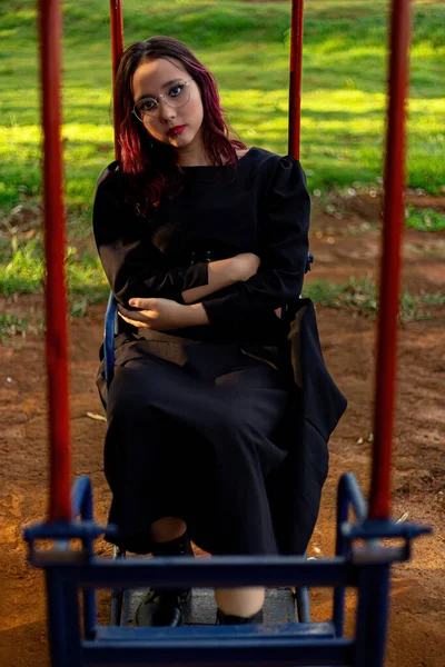 Joven Chica Pelo Oscuro Caucásico Con Rayas Rojas Traje Vestido —  Fotos de Stock