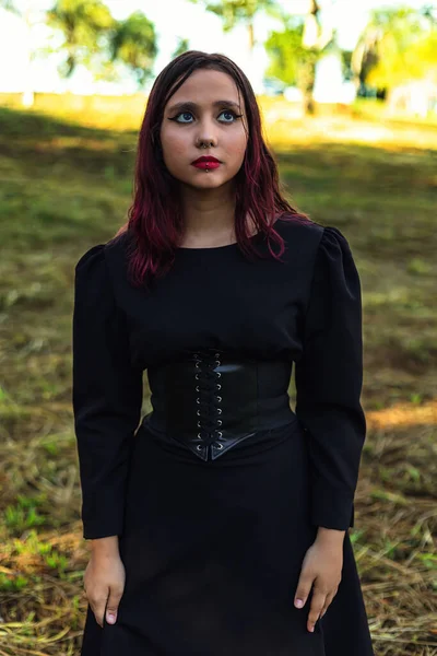 Tineri Caucazian Întuneric Părul Fata Dungi Rosii Rochie Neagra Tinuta — Fotografie, imagine de stoc