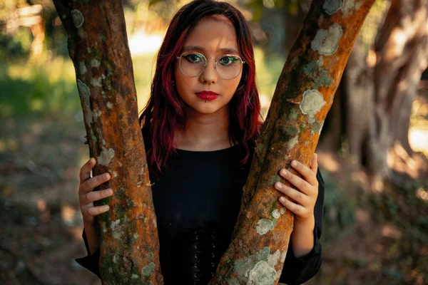 Joven Chica Pelo Oscuro Caucásico Con Rayas Rojas Traje Vestido —  Fotos de Stock