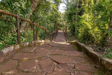 Kosta Rika, Mato Grosso do Sul, Brezilya - 12 18 2022: Salto do Sucuriu Belediyesi Doğal Parkı boyunca patika