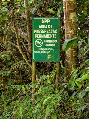 Kosta Rika, Mato Grosso do Sul, Brezilya - 12 18 2022: Burasının kalıcı bir koruma alanı olduğu ve suya giremeyeceğiniz konusunda uyarıda bulunun çünkü timsahlar, anakondalar ve dev su samurları var.