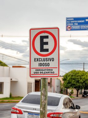 Kosta Rika, Mato Grosso do Sul, Brezilya - 12 18 2022: Yaşlılar için özel araba park yeri gösteren trafik tabelası