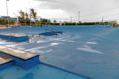 Kosta Rika, Mato Grosso do Sul, Brezilya - 12 18 2022: Manoel Romualdo Goncalf Meydanı 'nda kaykay pisti