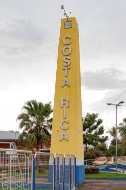Kosta Rika, Mato Grosso do Sul, Brezilya - 12 18 2022: Manoel Romualdo Goncalf Meydanı 'ndaki beton anıt