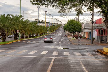 Kosta Rika, Mato Grosso do Sul, Brezilya - 12 18 2022: Yağmurdan sonra ıslak asfalt ile bulvarı iki katına çıkar