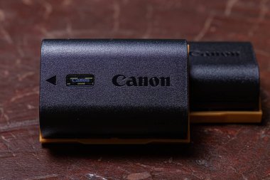 Itaja, Goias, Brezilya - 09 21 2022: Yeni kanonsuz aynasız kameraların elektrik pil modeli LP-E6NH