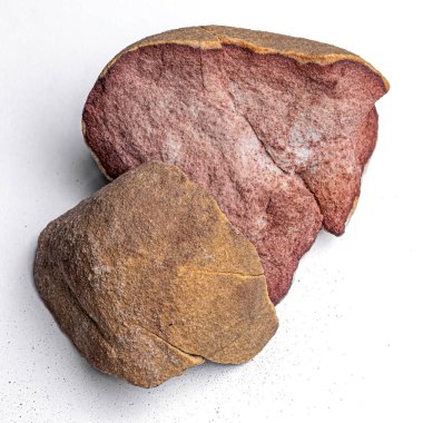 Kırık beyaz kuvars taşı ve demir oksit.