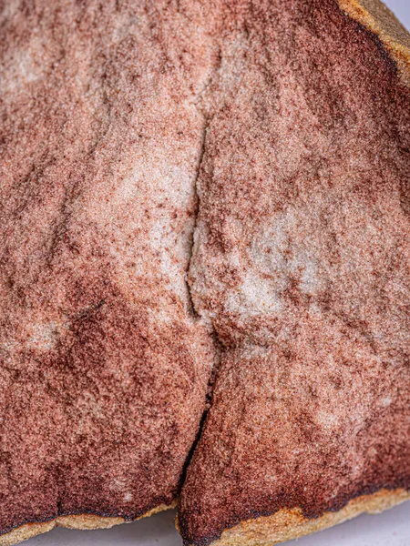 Batu Patah Dari Batu Pasir Kuarsa Putih Dengan Besi Oksida — Stok Foto