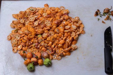 Turşu için dilimlenmiş bir sürü küçük meyve sarısı biber