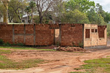 Alçısız tuğlaları olan küçük bir bina.